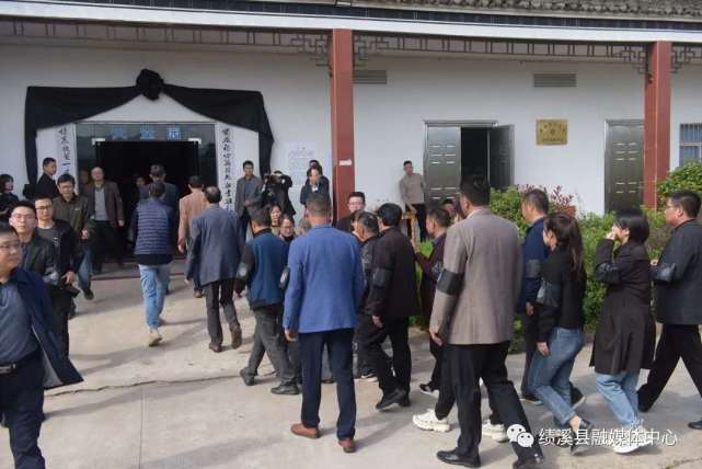10月31日，当地干部群众悼念送别章建军。