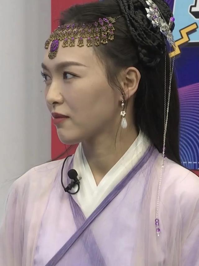 唐嫣穿着一身紫色纱裙,妆容和《仙剑3》时一模一样,她的耳朵,头部都有