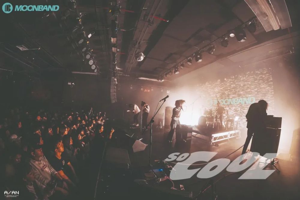 说叁唱肆无惧限制玩出年轻味道闷饼moonband乐队