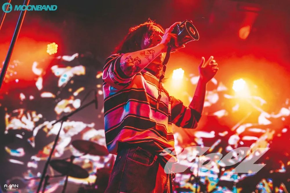 说叁唱肆无惧限制玩出年轻味道闷饼moonband乐队