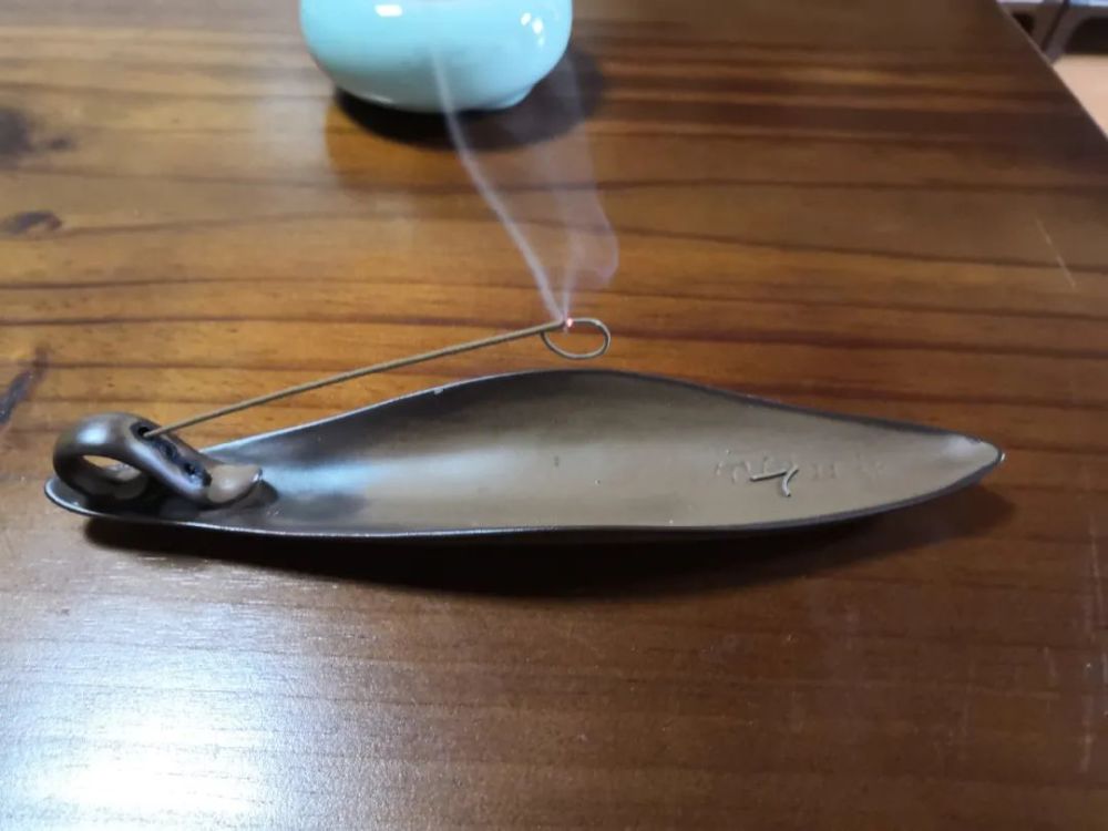 完全无风的环境香的烟为什么会变来变去