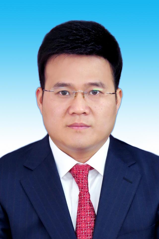 管昭在宁南县政府官网简历显示,他是一名"80后",1980年1月生,山东临沂