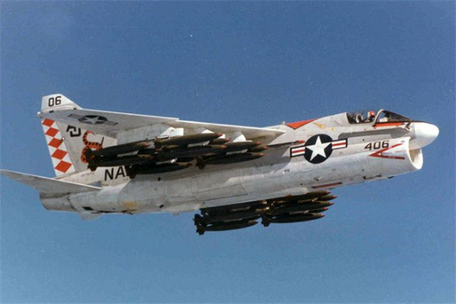 拥有"血盆大口"的a-7攻击机,配上m61加特林机炮,竟有战斗机基础_腾讯