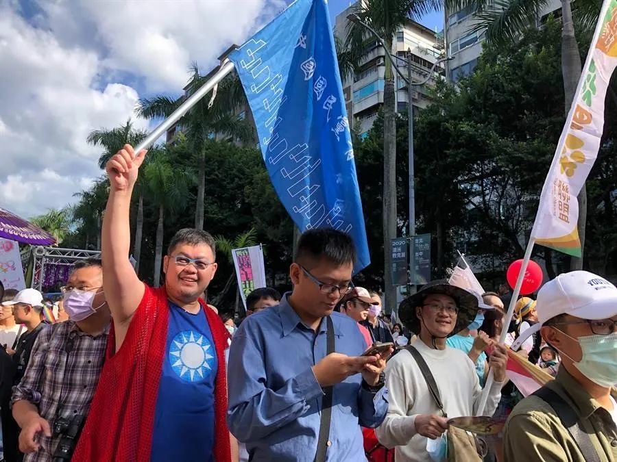 另一方面,蓝委与青年团成员参加台湾同志游行,在国民党内也是头一遭.