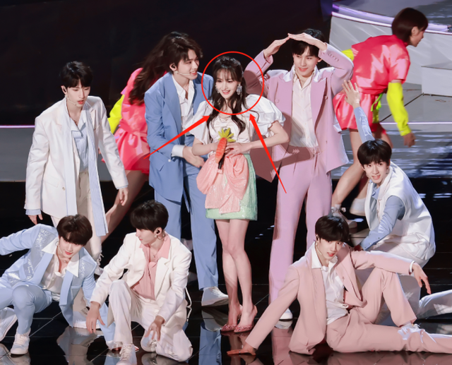 郑爽活动生图曝光面部消瘦脸颊凹陷粉丝看了直呼心疼