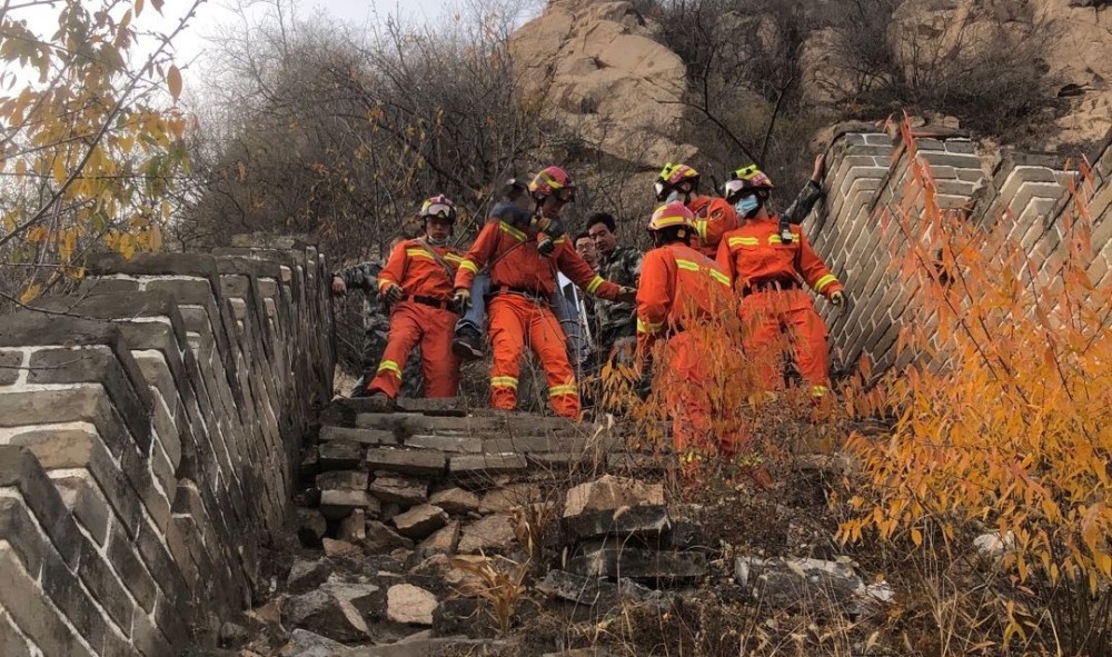 延庆区|延庆消防连着两天进山救人，其中一名驴友爬野长城摔折腿