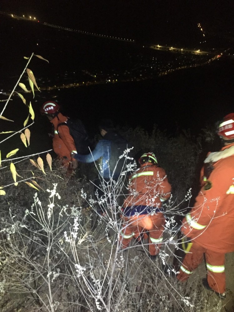 延庆区|延庆消防连着两天进山救人，其中一名驴友爬野长城摔折腿
