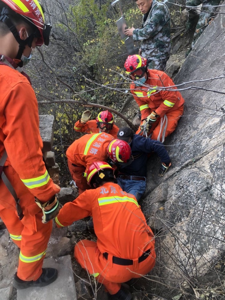延庆区|延庆消防连着两天进山救人，其中一名驴友爬野长城摔折腿