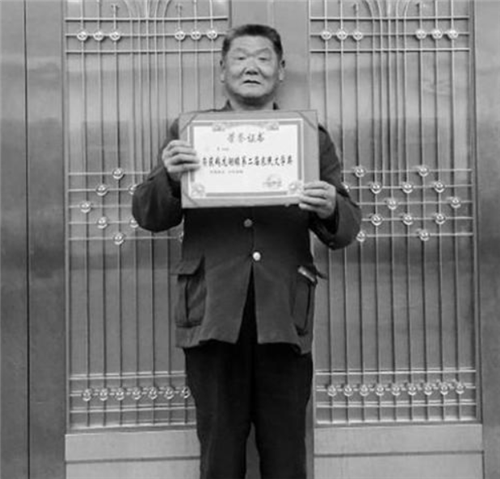 危勇|老农模仿《咏鹅》写《咏鸡》，获万元大奖，网友效仿却出尽洋相