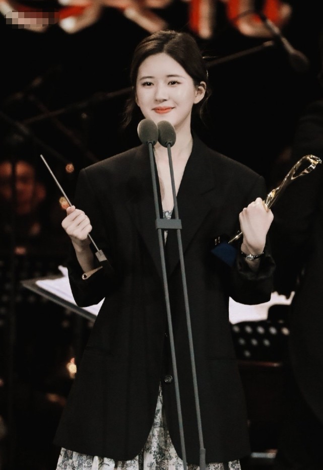 似乎不受最近的舆论风波影响,她身穿一件西装出镜,作为新人的赵露思