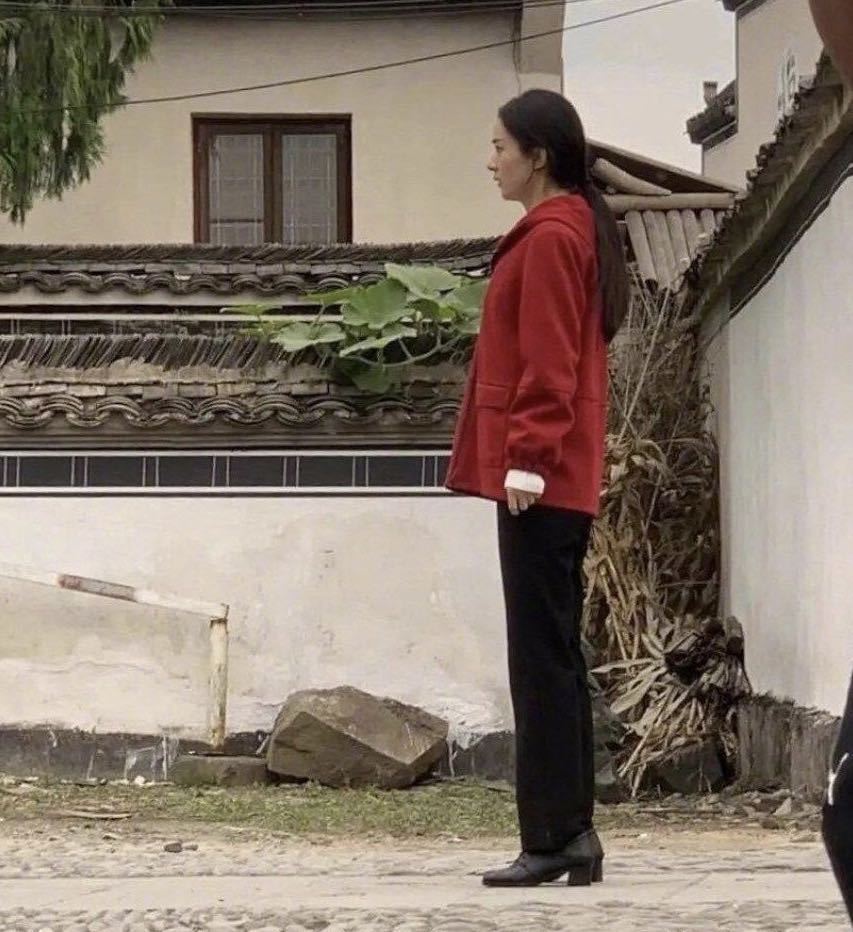 赵丽颖|赵丽颖罗晋同框拍戏，颖宝穿果绿色上衣笑容温婉，罗晋超帅