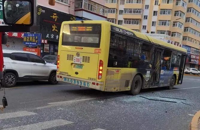 哈尔滨一公交车与吊车相撞有人员受伤