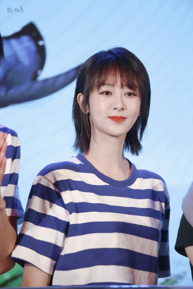 女心理师|杨紫新剧《女心理师》开机，穿短T现身状态佳，为角色做足功课