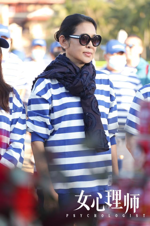 女心理师|杨紫新剧《女心理师》开机，穿短T现身状态佳，为角色做足功课