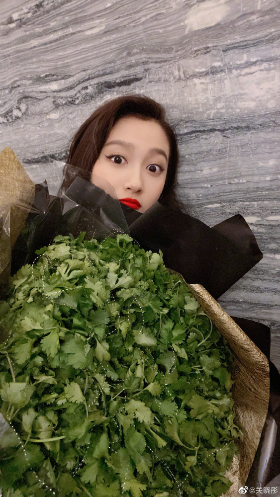 关晓彤|关晓彤玩梗“打工人”，自称不打工香菜都吃不了，评论被骂惨