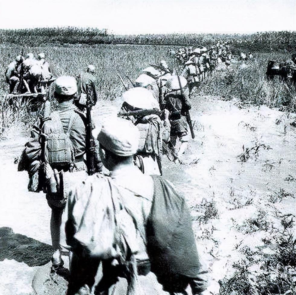 八路军部队在转移22时,张仁初指挥先头部队在夜幕中,掩护着师部