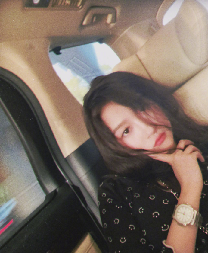 关晓彤|关晓彤玩梗“打工人”，自称不打工香菜都吃不了，评论被骂惨