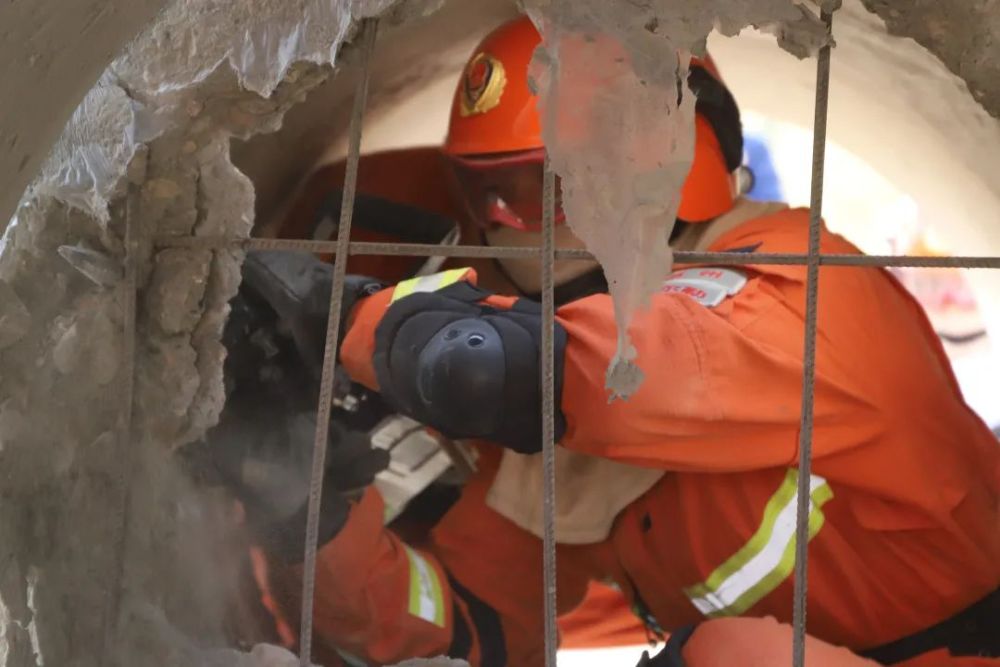 救援演训场:看森林消防员如何练就狭小空间破拆救援技能_腾讯新闻