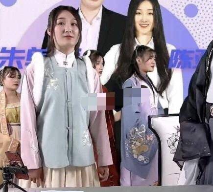 朱单伟|要当爷爷？大衣哥儿媳直播卖货小腹微凸疑怀孕，两人还未领证