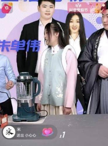 朱单伟|要当爷爷？大衣哥儿媳直播卖货小腹微凸疑怀孕，两人还未领证