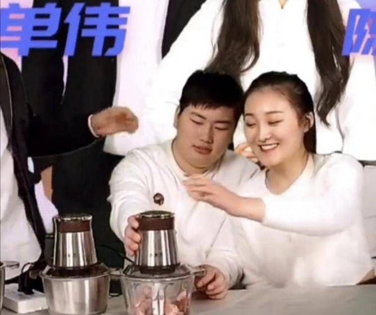 朱单伟|要当爷爷？大衣哥儿媳直播卖货小腹微凸疑怀孕，两人还未领证