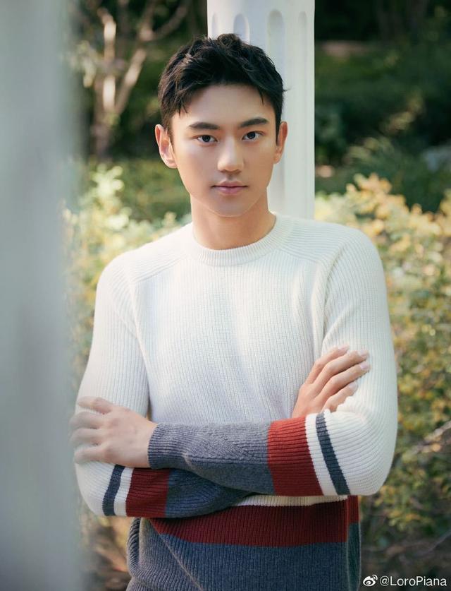 从照片可以看到,宁泽涛穿着一件拼色的针织上衣搭配牛仔九分裤,少年气