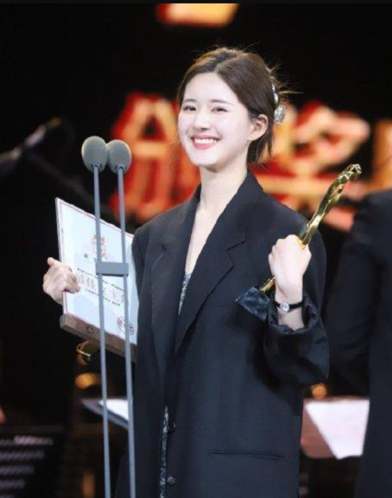 赵露思|被肖战粉斥责被于正内涵？赵丽颖宋茜纷纷被牵连，赵露思好友发声澄清