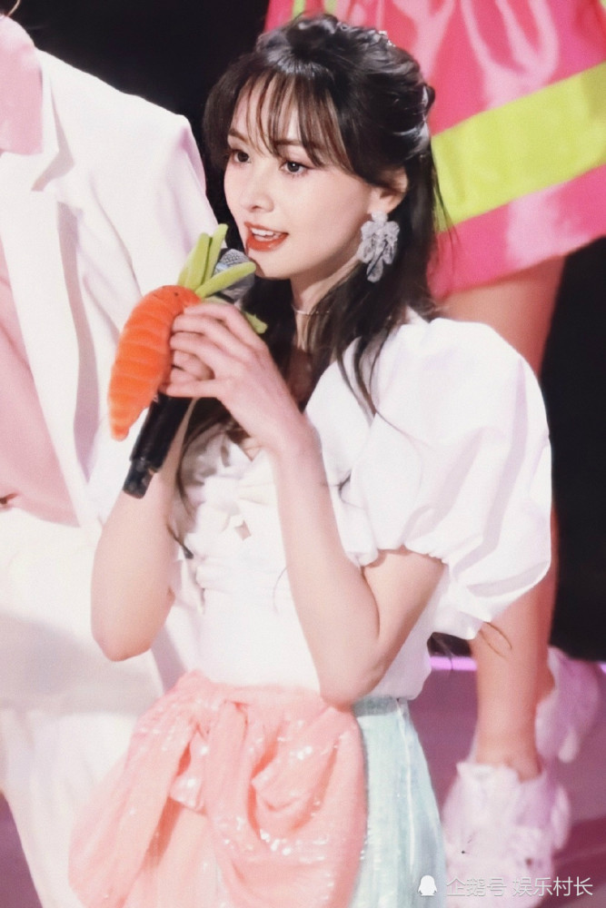 郑爽|郑爽戴口罩直播，透露原因涉及到上次直播争议，回应为受害女性发声获赞