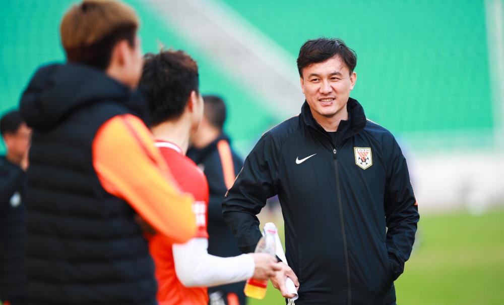 进攻还是防守,郝伟的换人思路,造就冰火两重天_腾讯新闻