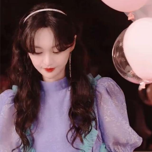 郑爽|郑爽直播又生事端？迟到1小时未上妆发戴口罩，头油被指不敬业