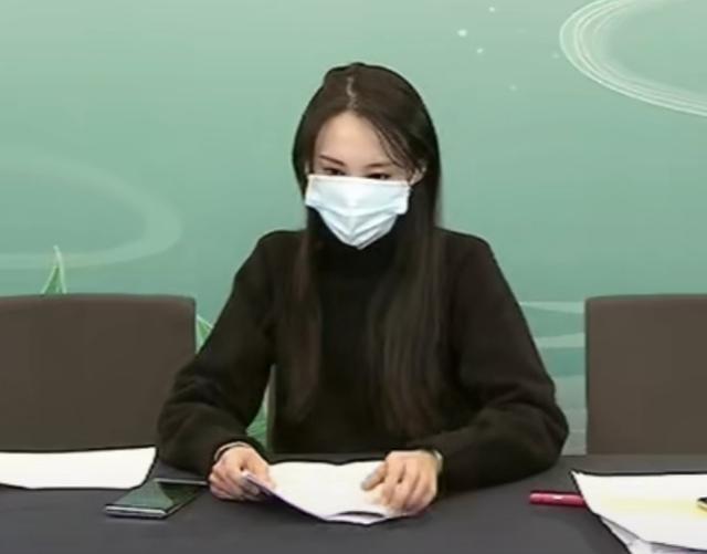 郑爽|郑爽直播又生事端？迟到1小时未上妆发戴口罩，头油被指不敬业