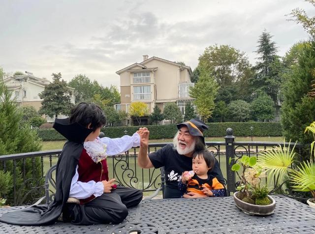 张纪中|张纪中万圣节化身老顽童与子女嬉闹，杜星霖盛赞丈夫有担当最懂爱