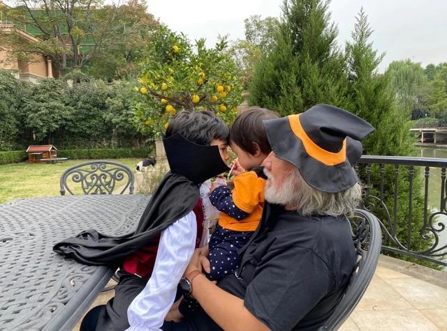 张纪中|张纪中万圣节化身老顽童与子女嬉闹，杜星霖盛赞丈夫有担当最懂爱