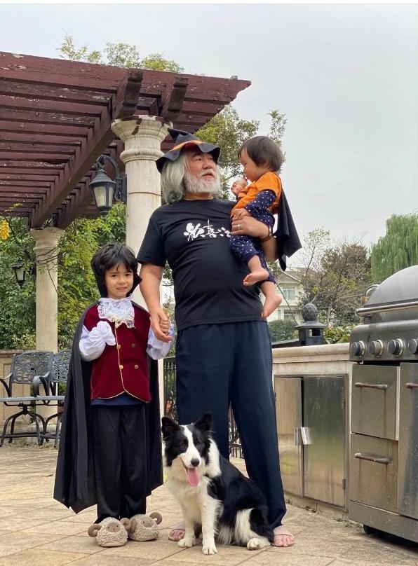 张纪中|张纪中万圣节化身老顽童与子女嬉闹，杜星霖盛赞丈夫有担当最懂爱
