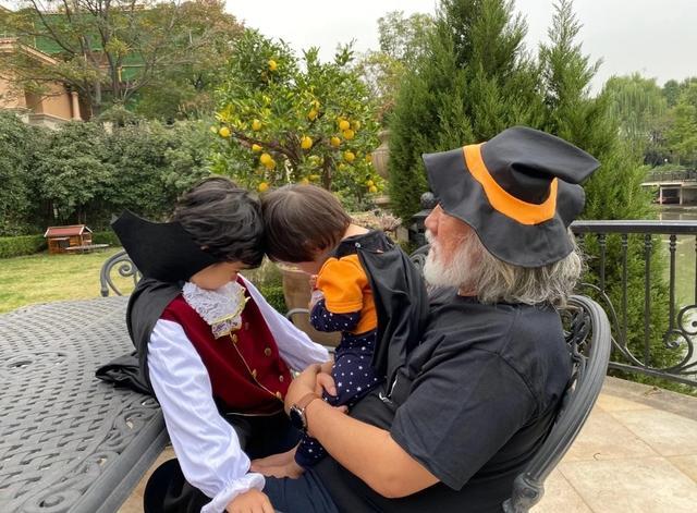 张纪中|张纪中万圣节化身老顽童与子女嬉闹，杜星霖盛赞丈夫有担当最懂爱