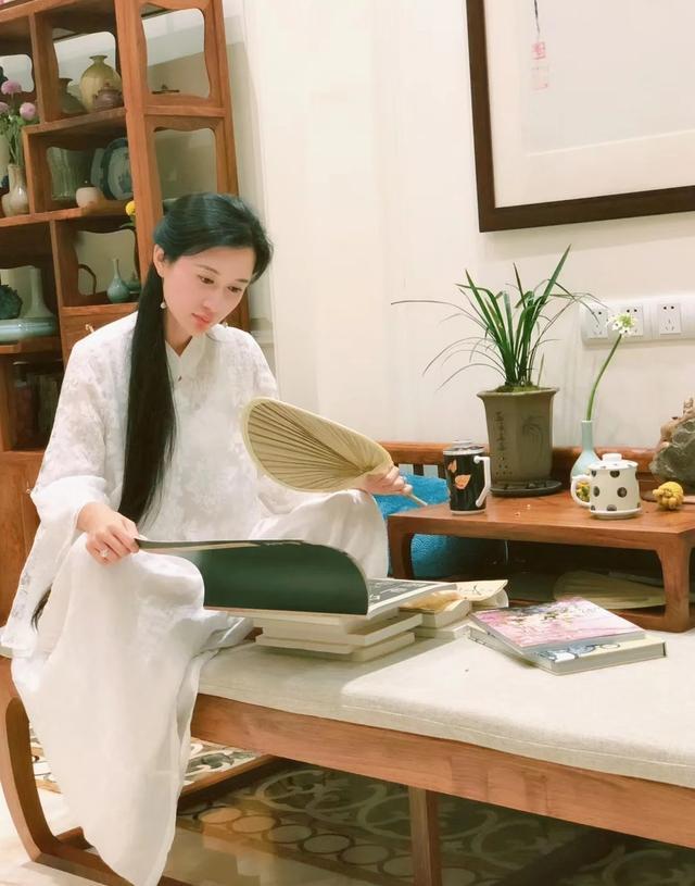 张纪中|张纪中万圣节化身老顽童与子女嬉闹，杜星霖盛赞丈夫有担当最懂爱