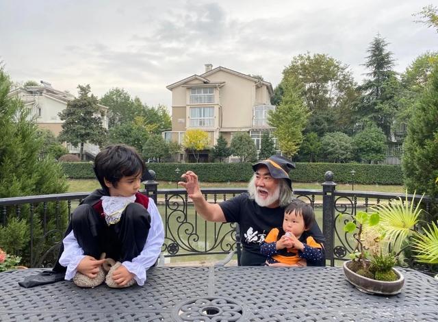 张纪中|张纪中万圣节化身老顽童与子女嬉闹，杜星霖盛赞丈夫有担当最懂爱