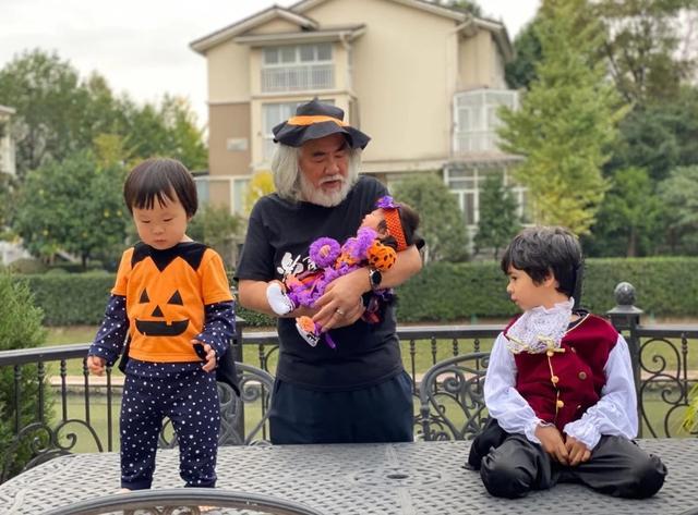 张纪中|张纪中万圣节化身老顽童与子女嬉闹，杜星霖盛赞丈夫有担当最懂爱