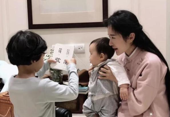 张纪中|张纪中万圣节化身老顽童与子女嬉闹，杜星霖盛赞丈夫有担当最懂爱