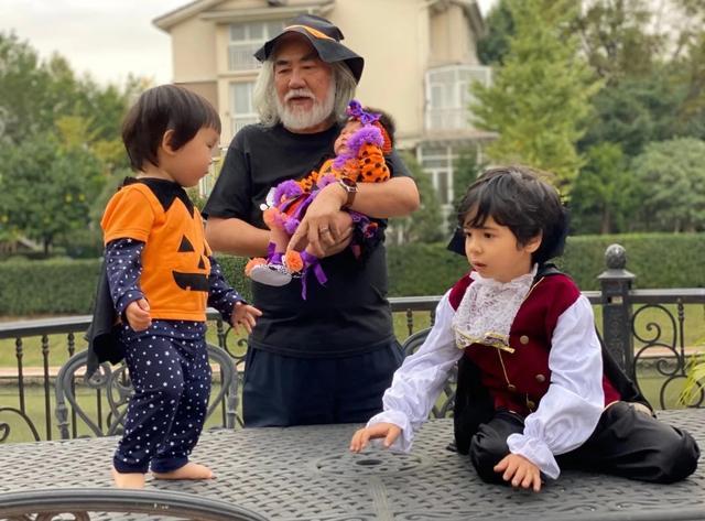 张纪中|张纪中万圣节化身老顽童与子女嬉闹，杜星霖盛赞丈夫有担当最懂爱