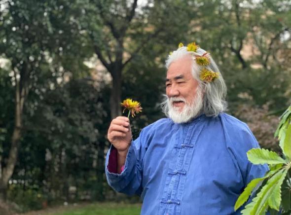 张纪中|张纪中万圣节化身老顽童与子女嬉闹，杜星霖盛赞丈夫有担当最懂爱