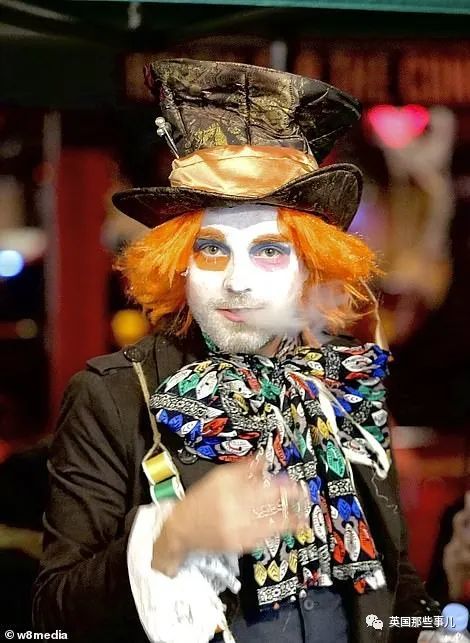 有人扮成《爱丽丝梦游仙境》中的疯帽子,在伦敦,有人给自己的脸上涂满