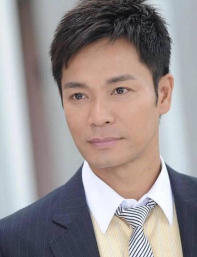 56岁郭晋安脸僵似蜡像让人认不出网友整容过度