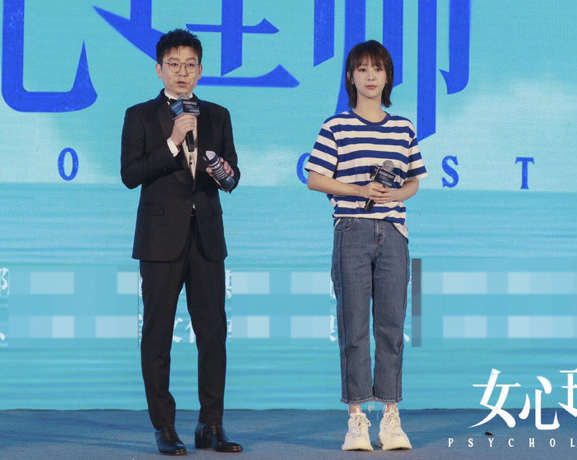 杨紫|杨紫新剧路透照曝光，穿海魂衫秒变校花，皮肤滑嫩完全少女模样