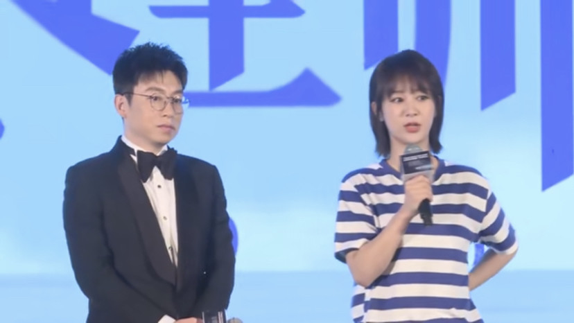 杨紫|杨紫新剧路透照曝光，穿海魂衫秒变校花，皮肤滑嫩完全少女模样