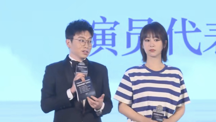 杨紫|杨紫新剧路透照曝光，穿海魂衫秒变校花，皮肤滑嫩完全少女模样