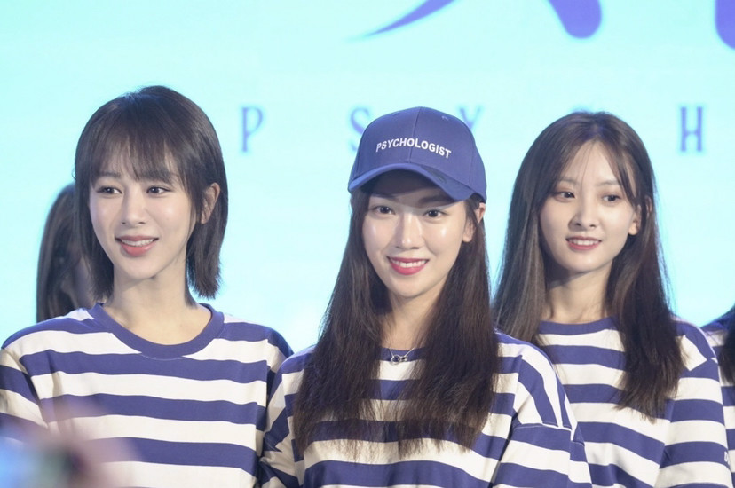 杨紫|杨紫新剧路透照曝光，穿海魂衫秒变校花，皮肤滑嫩完全少女模样