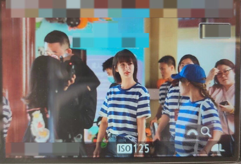 杨紫|杨紫新剧路透照曝光，穿海魂衫秒变校花，皮肤滑嫩完全少女模样