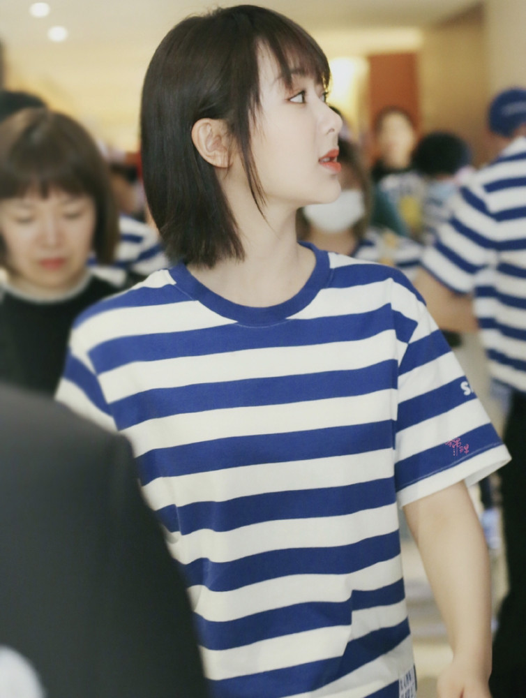 杨紫|杨紫新剧路透照曝光，穿海魂衫秒变校花，皮肤滑嫩完全少女模样