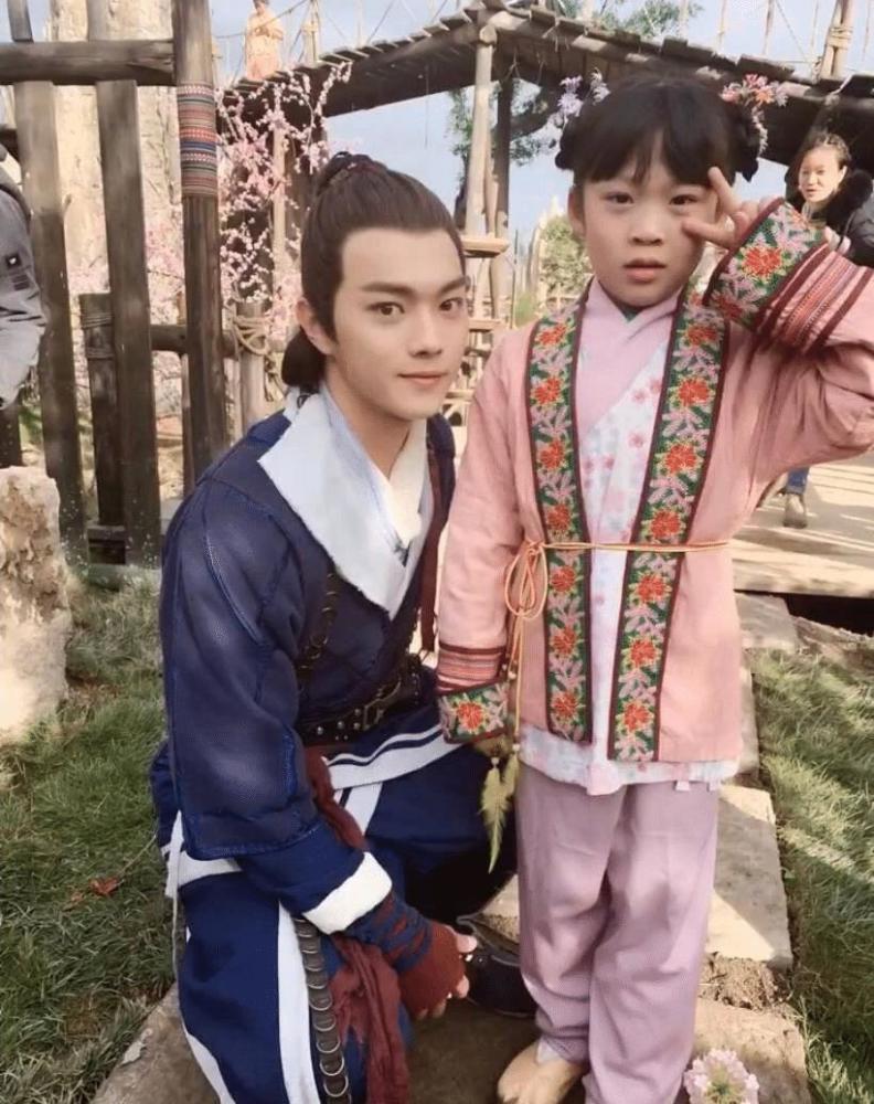 许凯拒合影被路人骂真有意思太牛了吧你